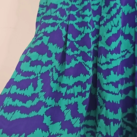 ANTHROPOLOGIE Sketchbook printed Silky pleated shorts In Blue/green. Size small - Picture 5 of 8